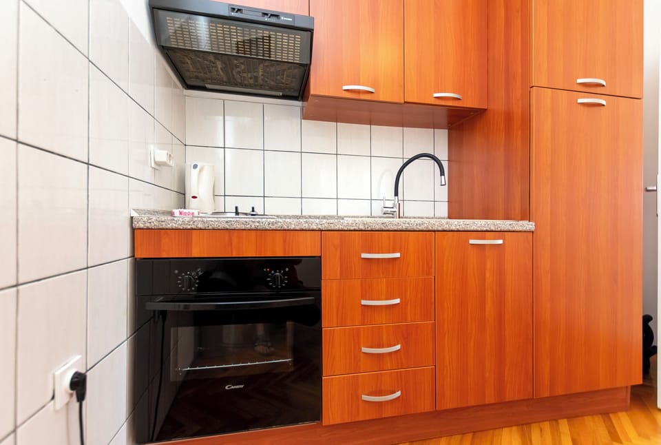 Apartment (A1) | Private kitchen | Fridge, oven, stovetop, electric kettle