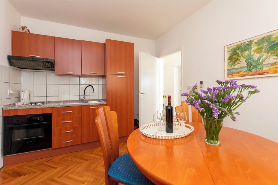 Apartment (A1) | Private kitchen | Fridge, oven, stovetop, electric kettle