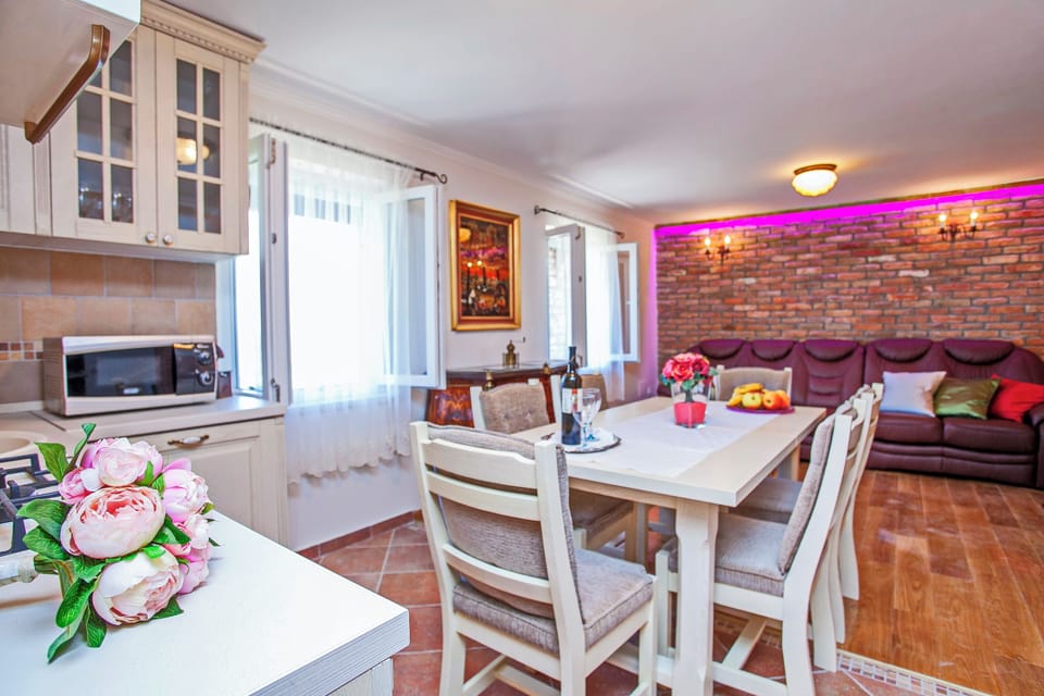 House | Private kitchen | Fridge, microwave, oven, stovetop