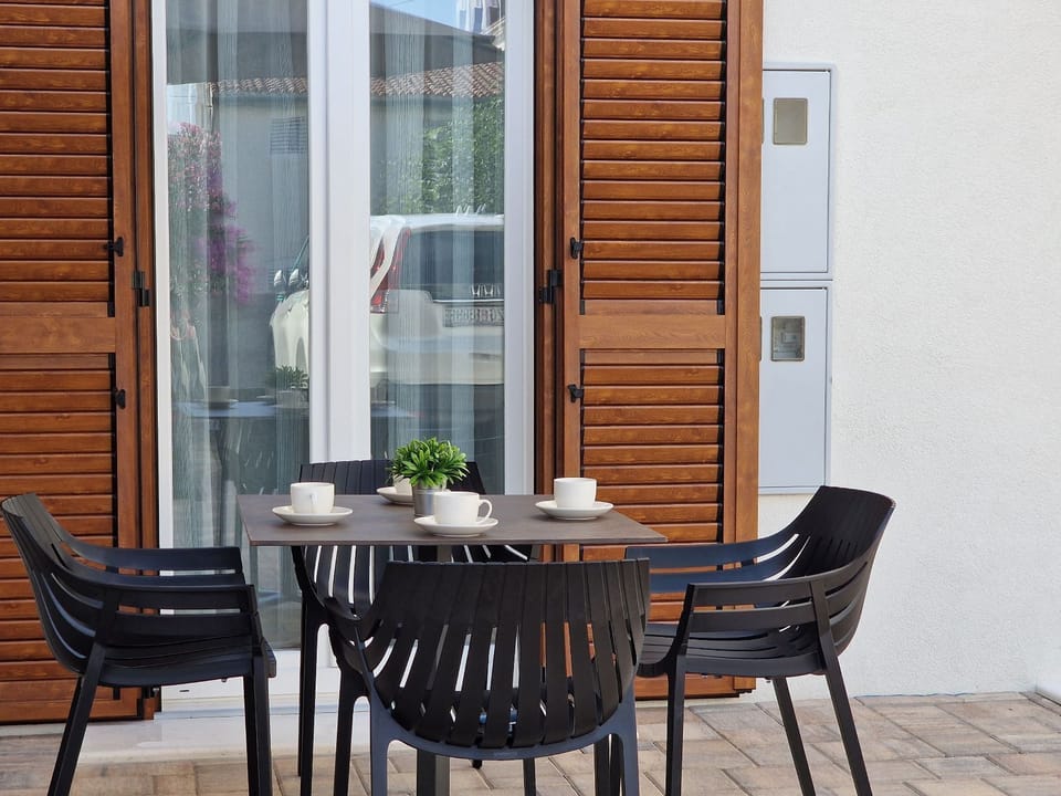 House | Outdoor dining