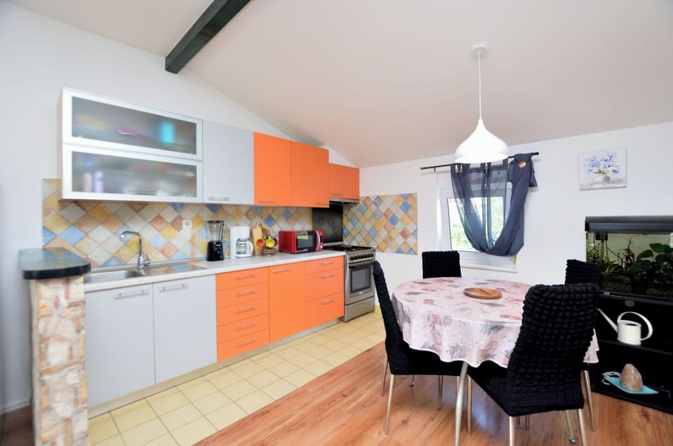 Apartment (A1) | Private kitchen | Fridge, microwave, oven, stovetop