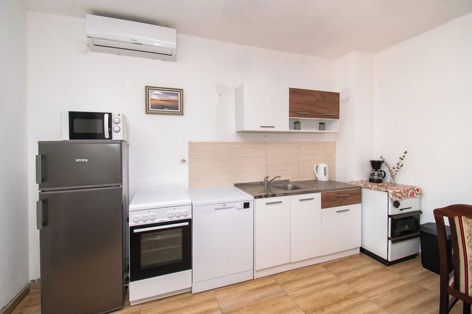 House | Private kitchen | Fridge, oven, stovetop, dishwasher