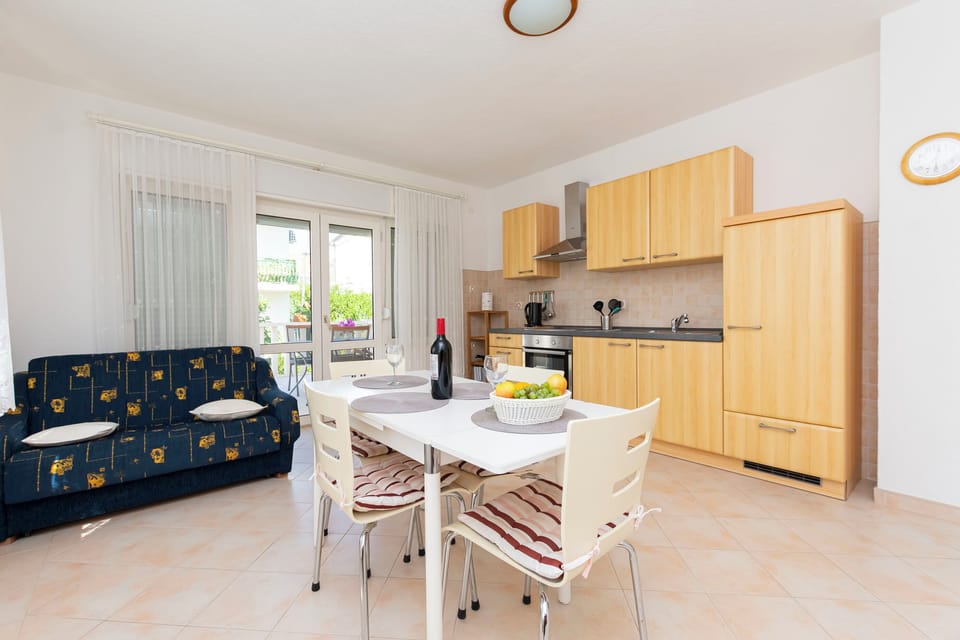 Apartment (A1) | Private kitchen | Fridge, oven, stovetop, espresso maker