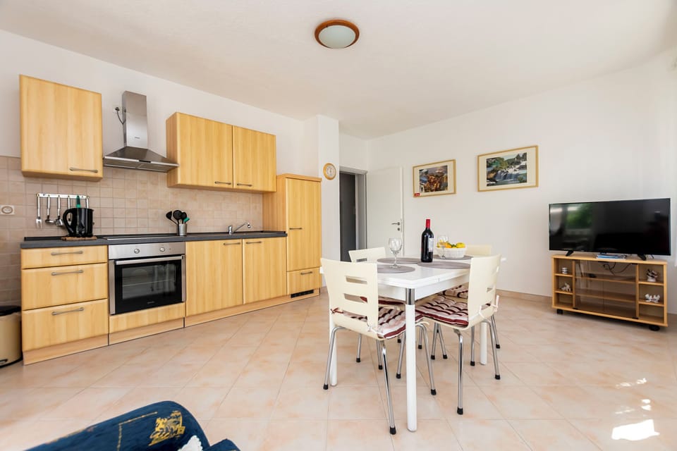 Apartment (A1) | Private kitchen | Fridge, oven, stovetop, espresso maker