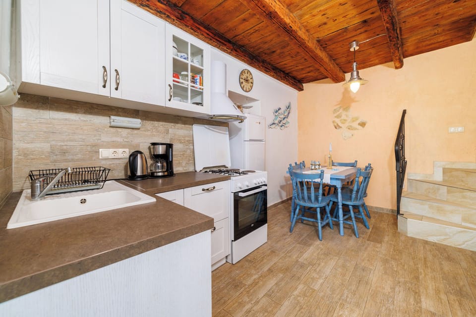 House | Private kitchen | Fridge, microwave, oven, stovetop