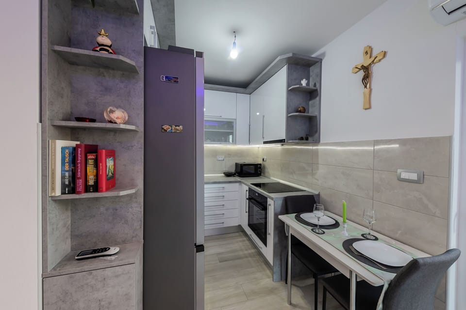 Apartment (A1) | Private kitchen | Fridge, microwave, oven, stovetop