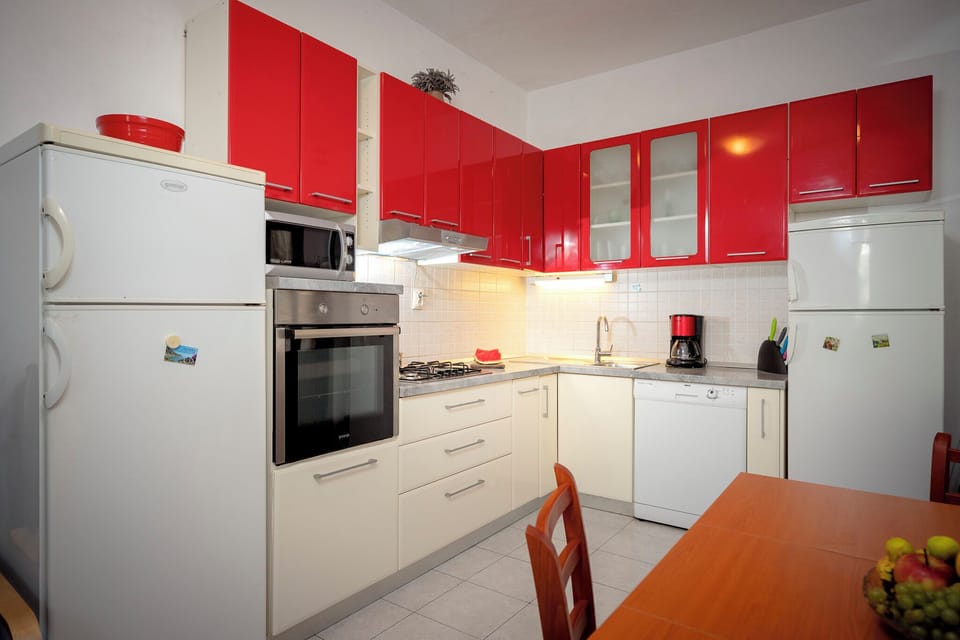 House | Private kitchen | Fridge, microwave, oven, stovetop