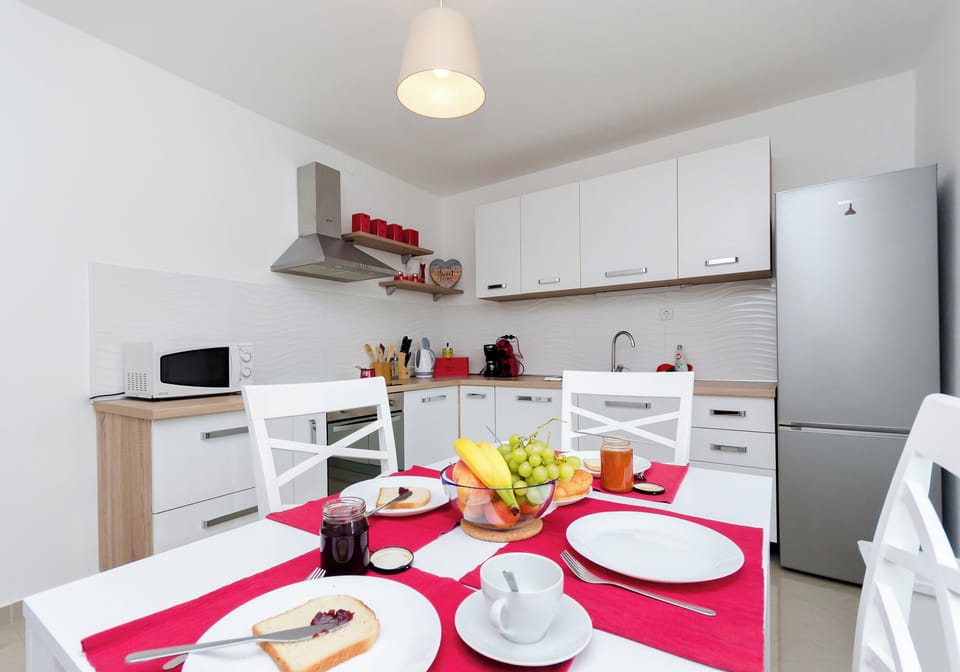 Apartment (A1) | Private kitchen | Fridge, microwave, oven, stovetop