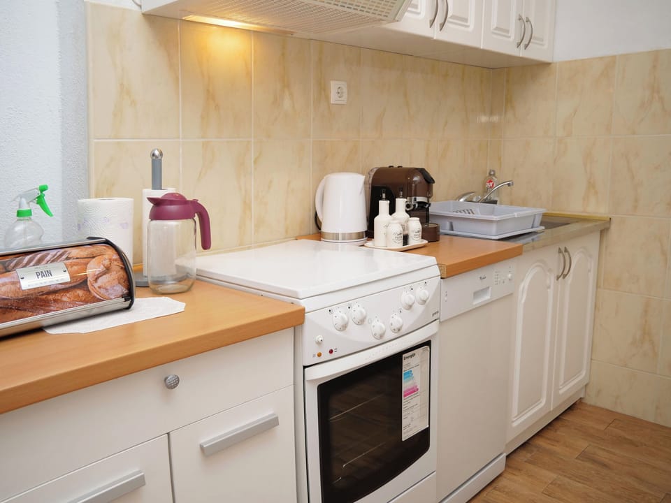 Apartment (A1) | Private kitchen | Espresso maker, fridge, oven, stovetop