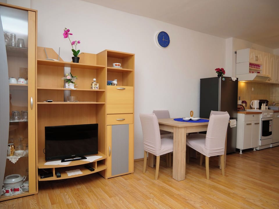 Apartment (A1) | Private kitchen | Espresso maker, fridge, oven, stovetop