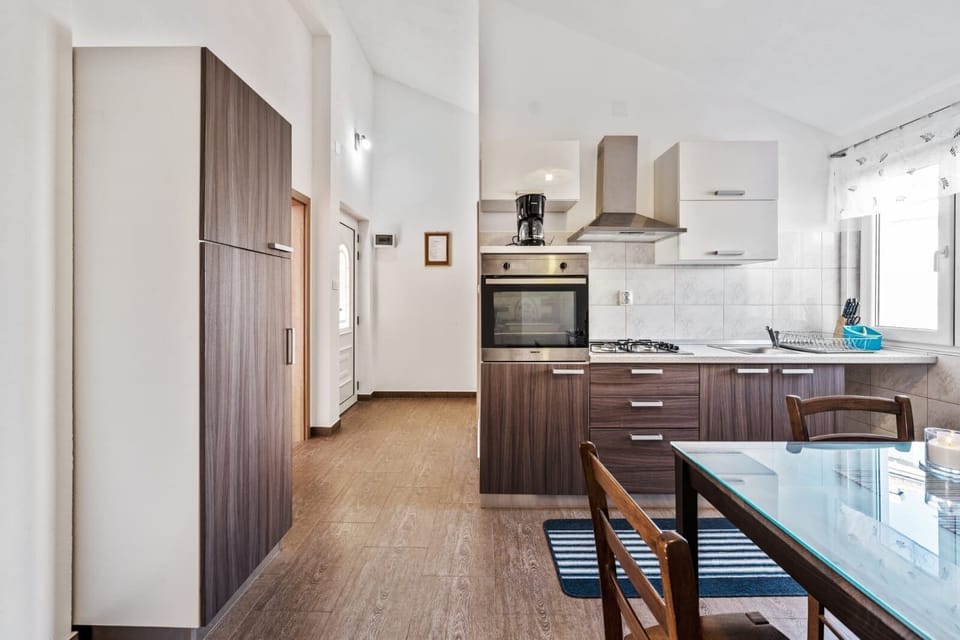 House | Private kitchen | Fridge, oven, stovetop, espresso maker