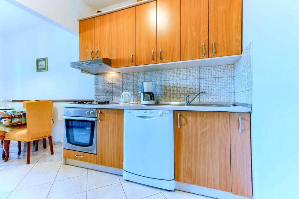 Apartment (A1) | Private kitchen | Fridge, microwave, oven, stovetop