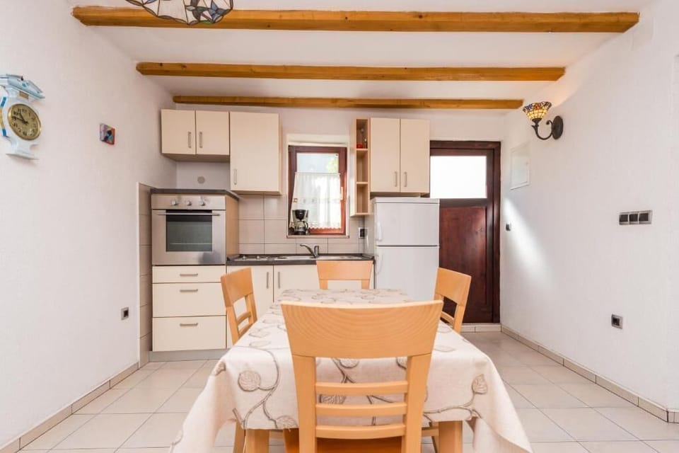 House | Private kitchen | Fridge, oven, stovetop, cookware/dishes/utensils