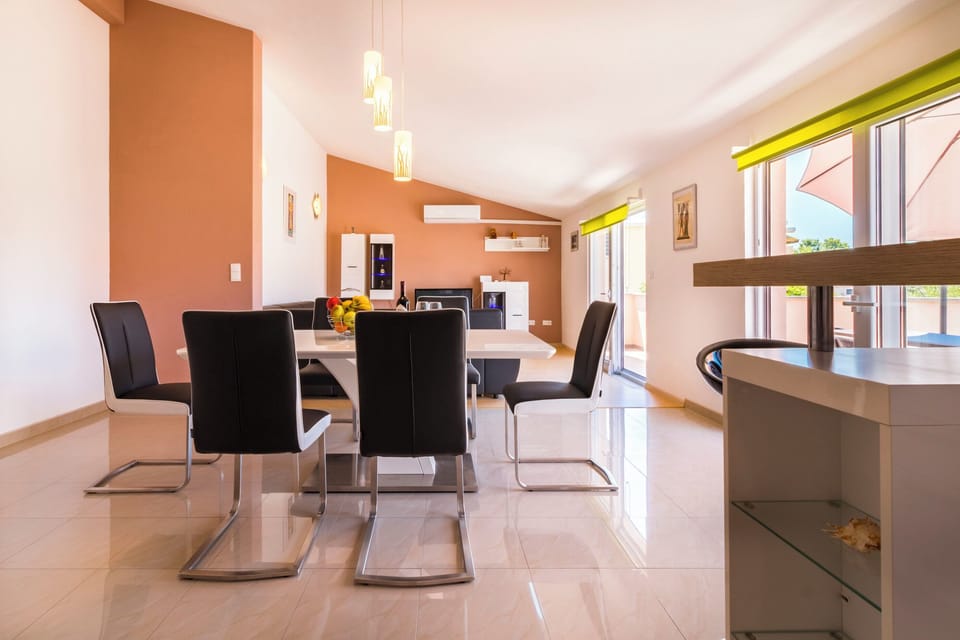 Apartment (A1) | Dining