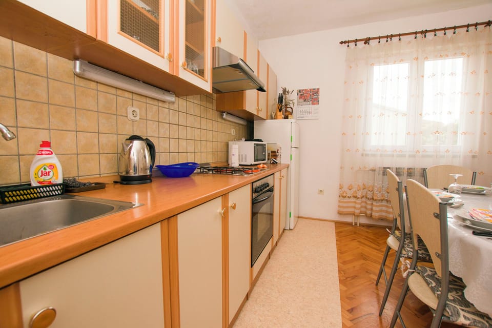 Apartment (A1) | Private kitchen | Fridge, microwave, oven, stovetop