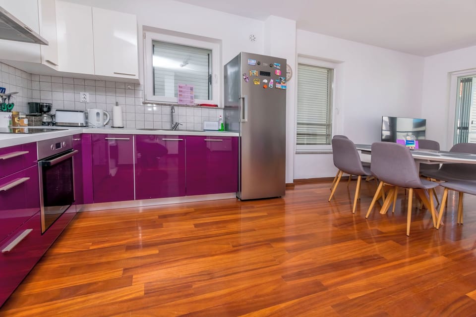 Apartment (A1) | Private kitchen | Fridge, microwave, oven, stovetop