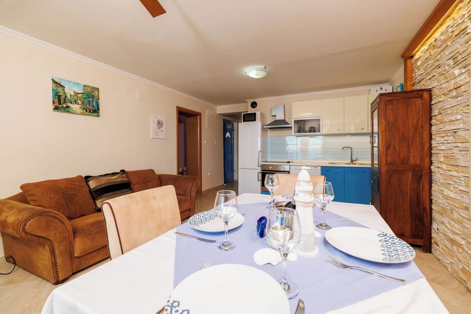 Apartment (A1) | Dining