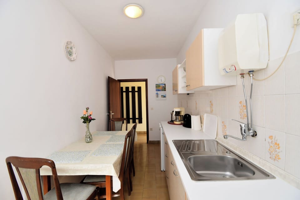 Apartment (A1) | Private kitchen | Fridge, oven, stovetop, espresso maker