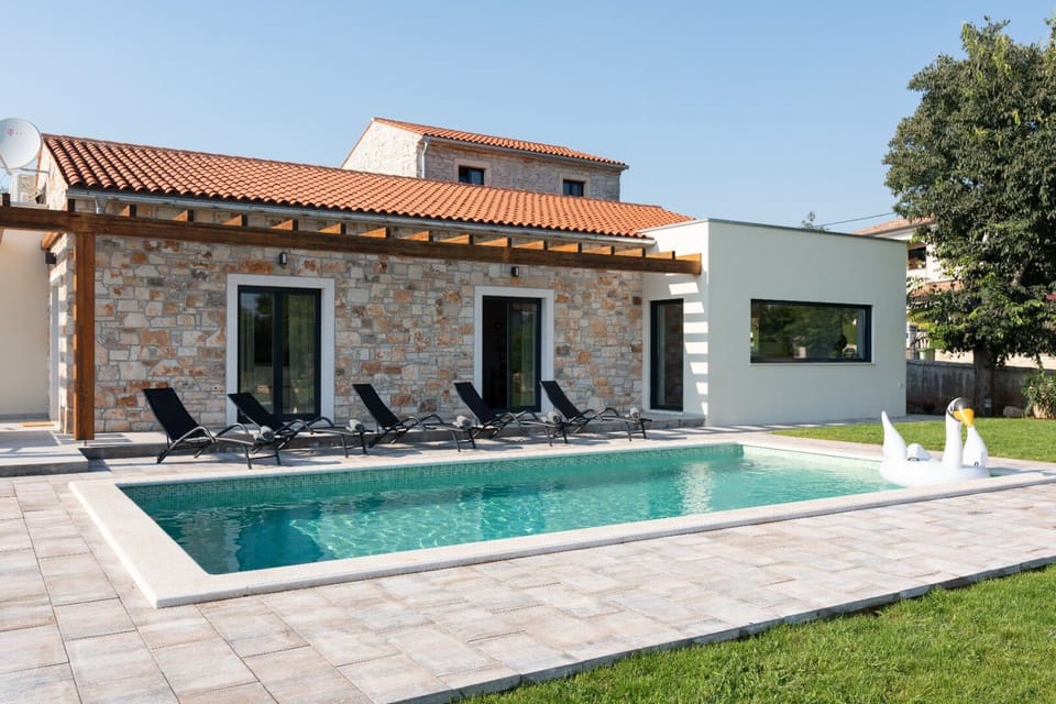 Outdoor pool, pool umbrellas, sun loungers