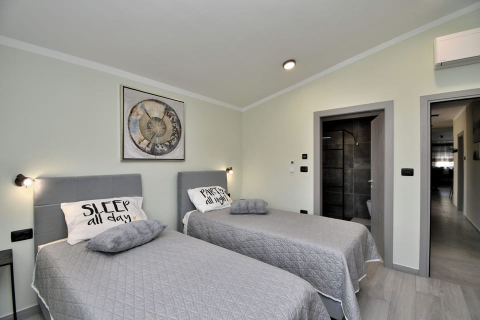 Villa | In-room safe, iron/ironing board, free WiFi
