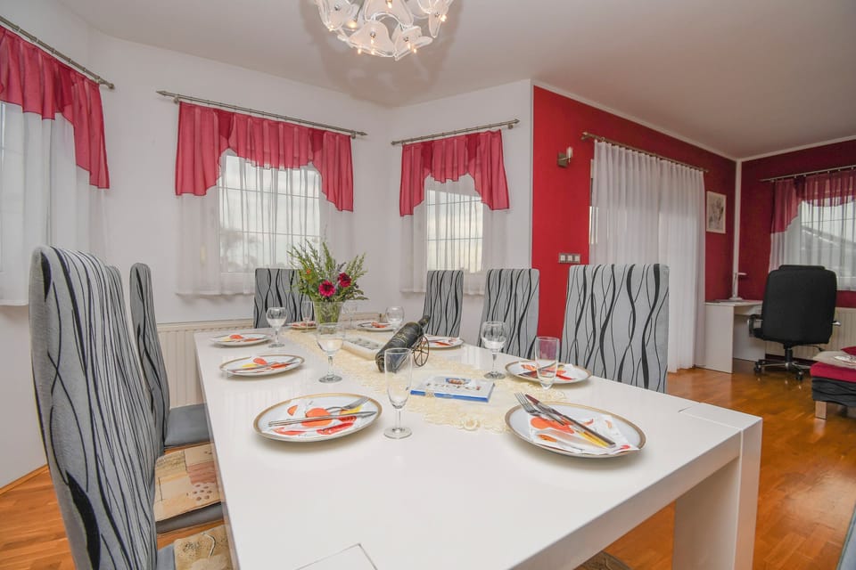 Villa | Dining
