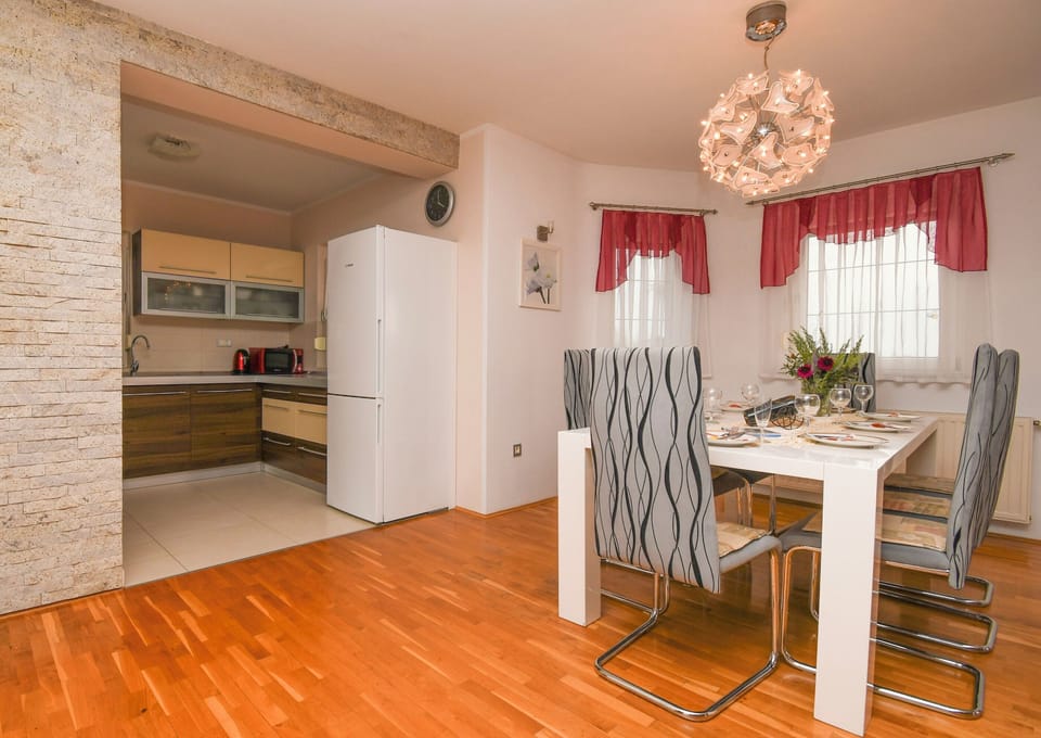 Villa | Dining