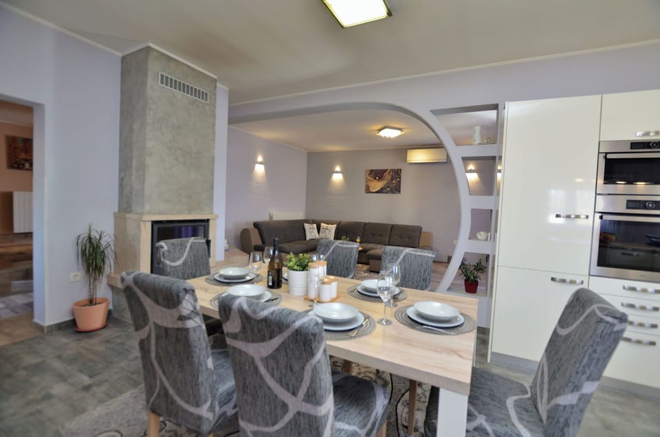 Villa | Dining