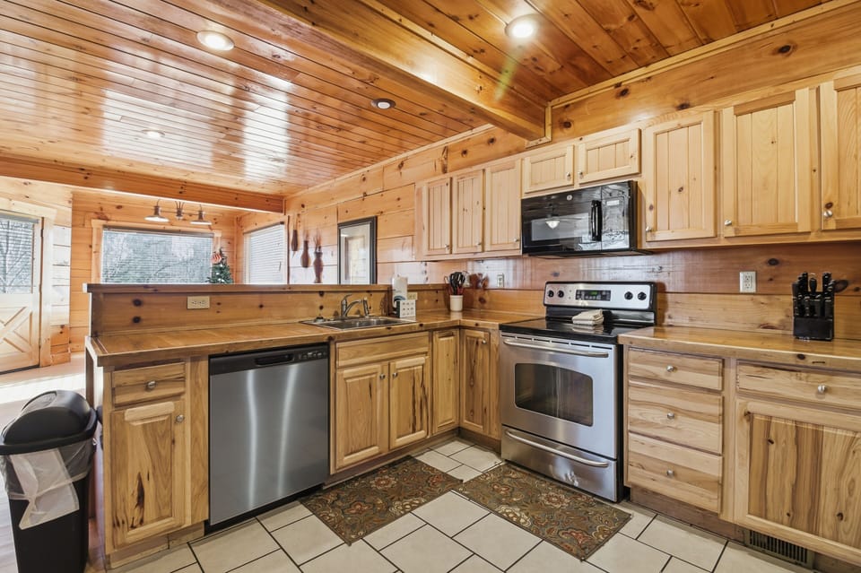 Signature Cabin, 4 Bedrooms, Hot Tub, Mountainside | Private kitchen | Fridge, microwave, oven, stovetop