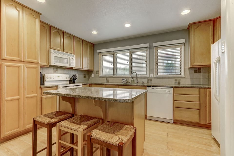 Townhome, 3 Bedrooms | Private kitchen | Fridge, oven, coffee/tea maker, toaster