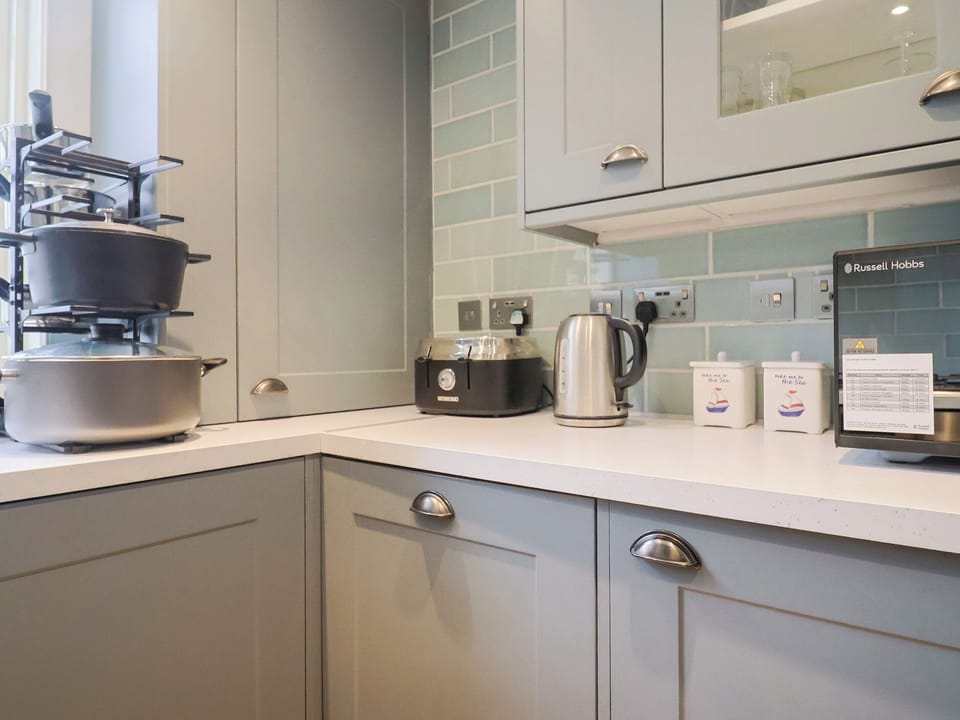 Cottage | Private kitchen | Dishwasher, cookware/dishes/utensils
