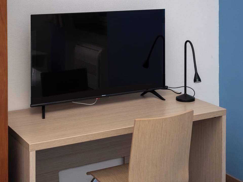Comfort Apartment | In-room safe, desk, laptop workspace, blackout drapes