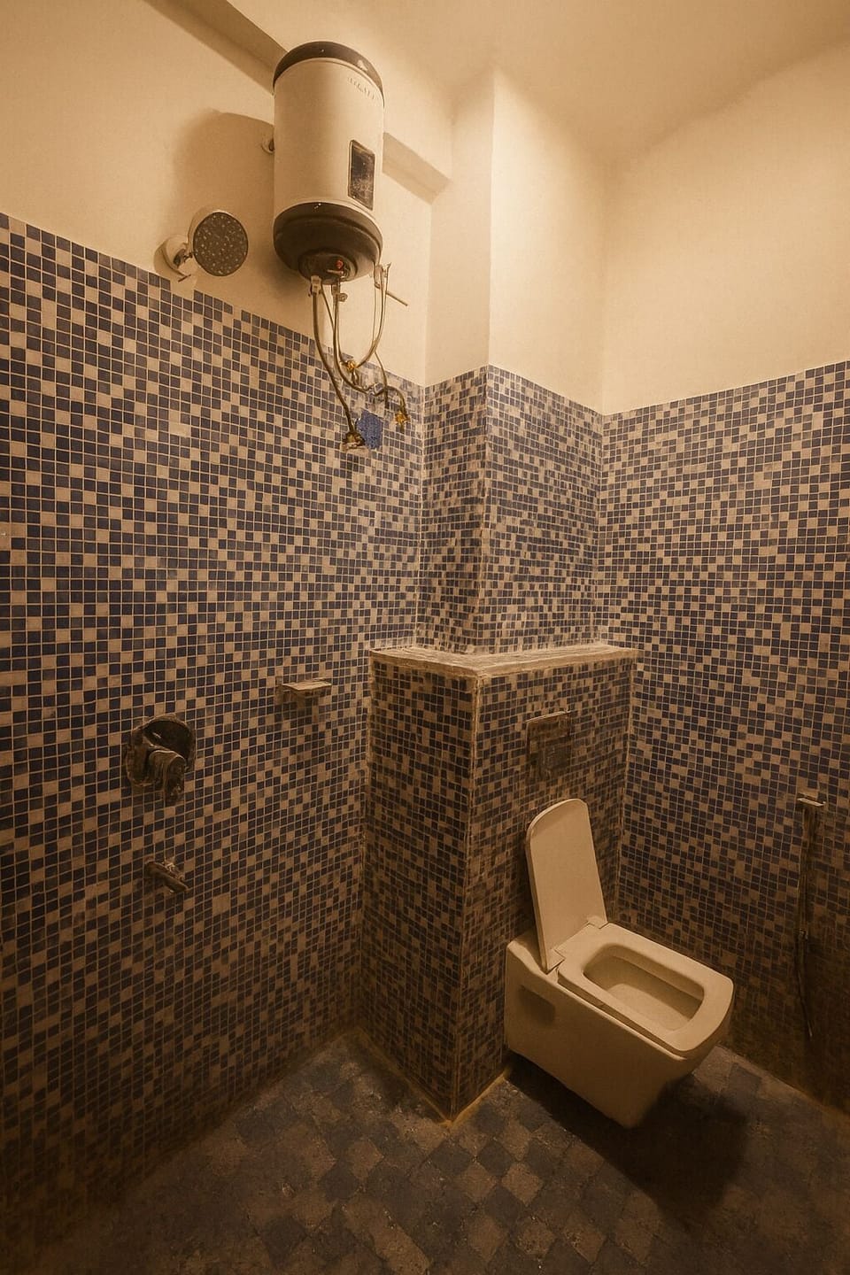 Comfort Double Room, 1 Queen Bed, Non Smoking | Bathroom | Shower, free toiletries, slippers, towels
