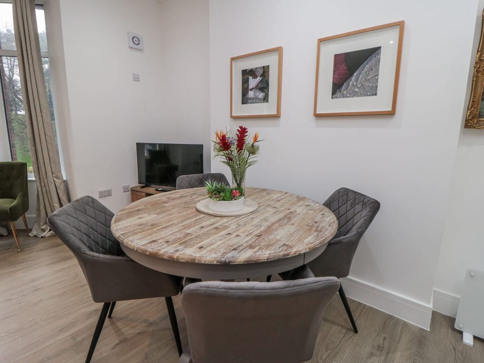 Cottage | Dining