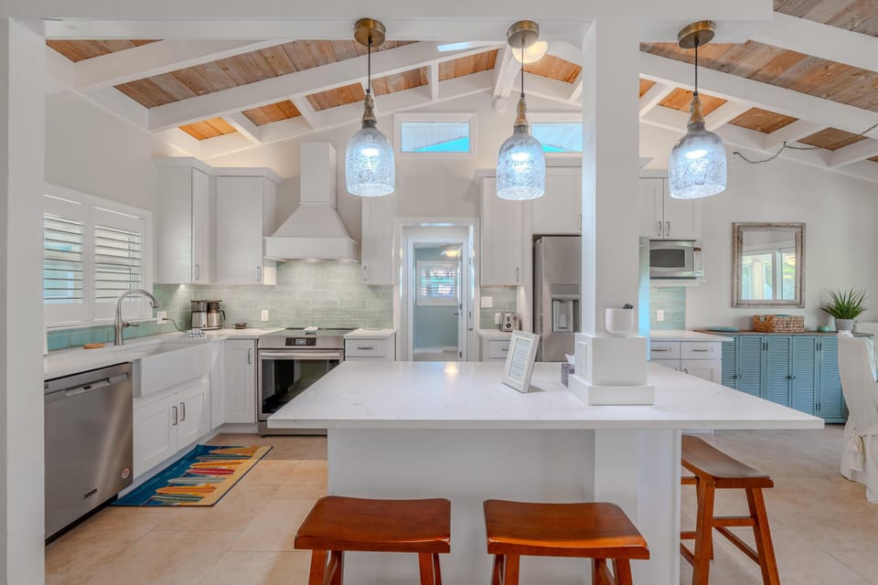 House, Multiple Beds (Beautiful Life on Madison) | Private kitchen | Oven, toaster