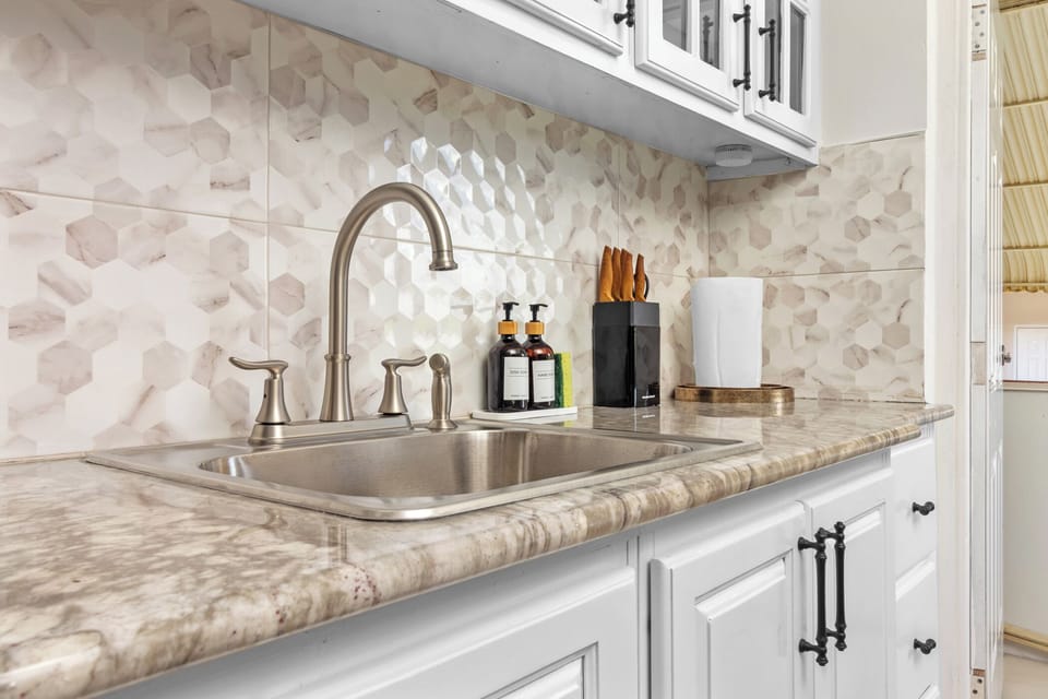 Room | Private kitchen | Coffee/tea maker, full-size fridge, toaster, blender
