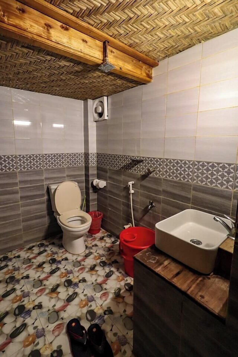 Bathtub, free toiletries, slippers, towels