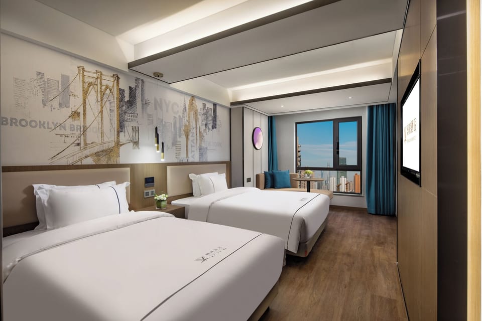 Chic Deluxe Twin Room | Down comforters, desk, laptop workspace, blackout drapes
