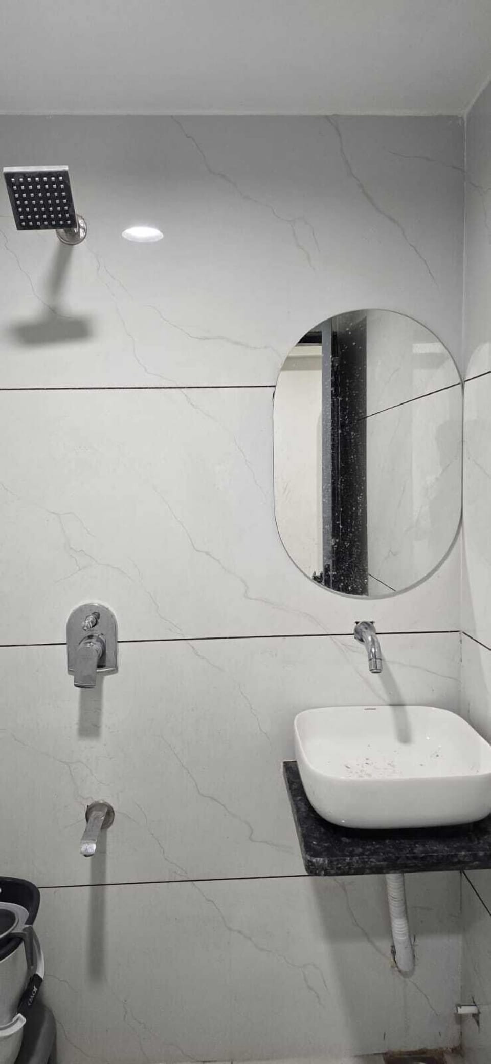 Deluxe Double Room | Bathroom | Slippers, towels, soap, shampoo