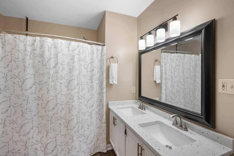 Cincinnati 3BR Retreat Sleeps 8 Near Downtown House in Cincinnati