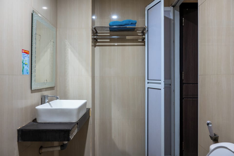 Superior Double Room | Bathroom | Shower, free toiletries, towels, soap