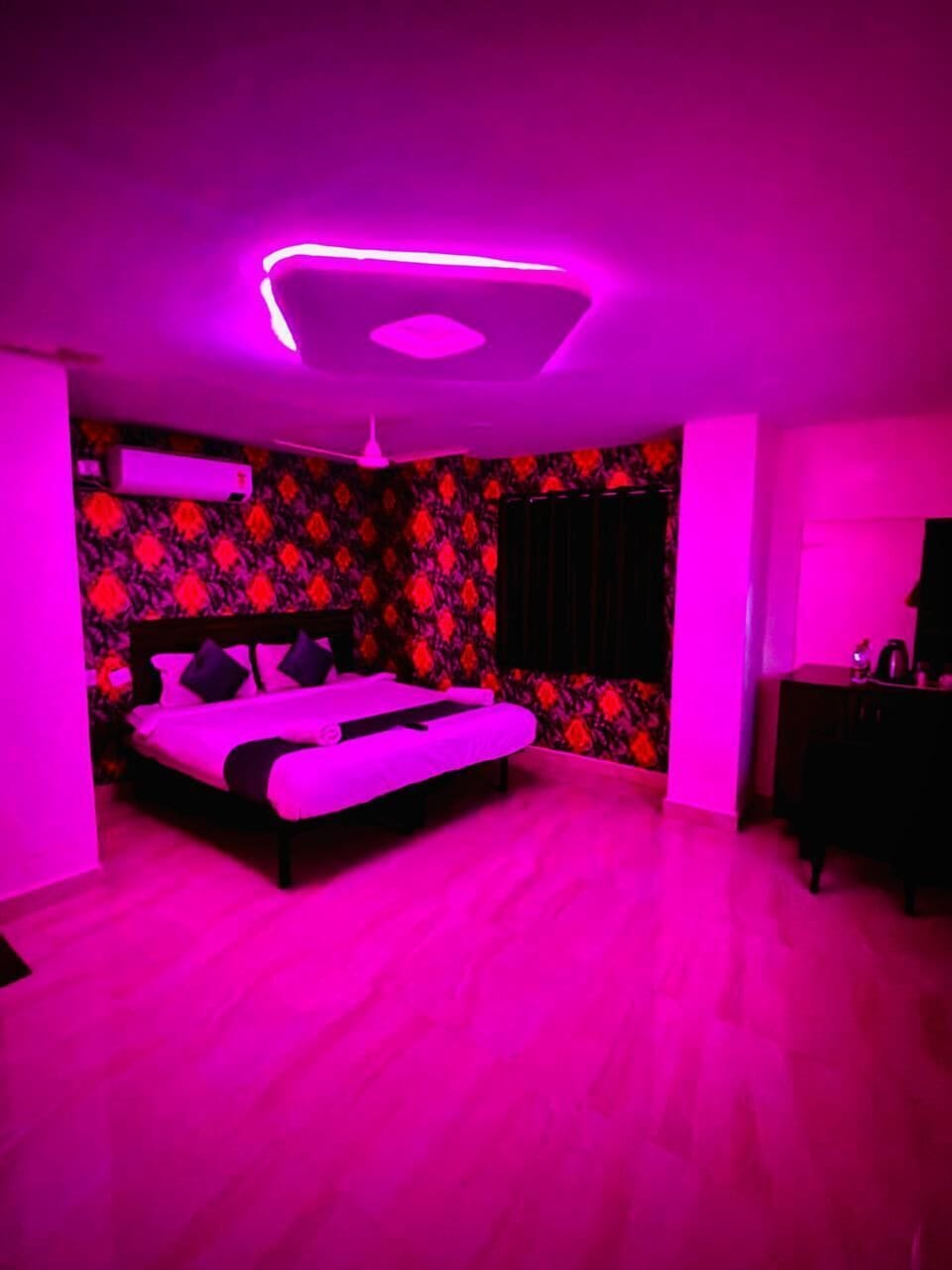 Standard Double Room | Laptop workspace, free WiFi