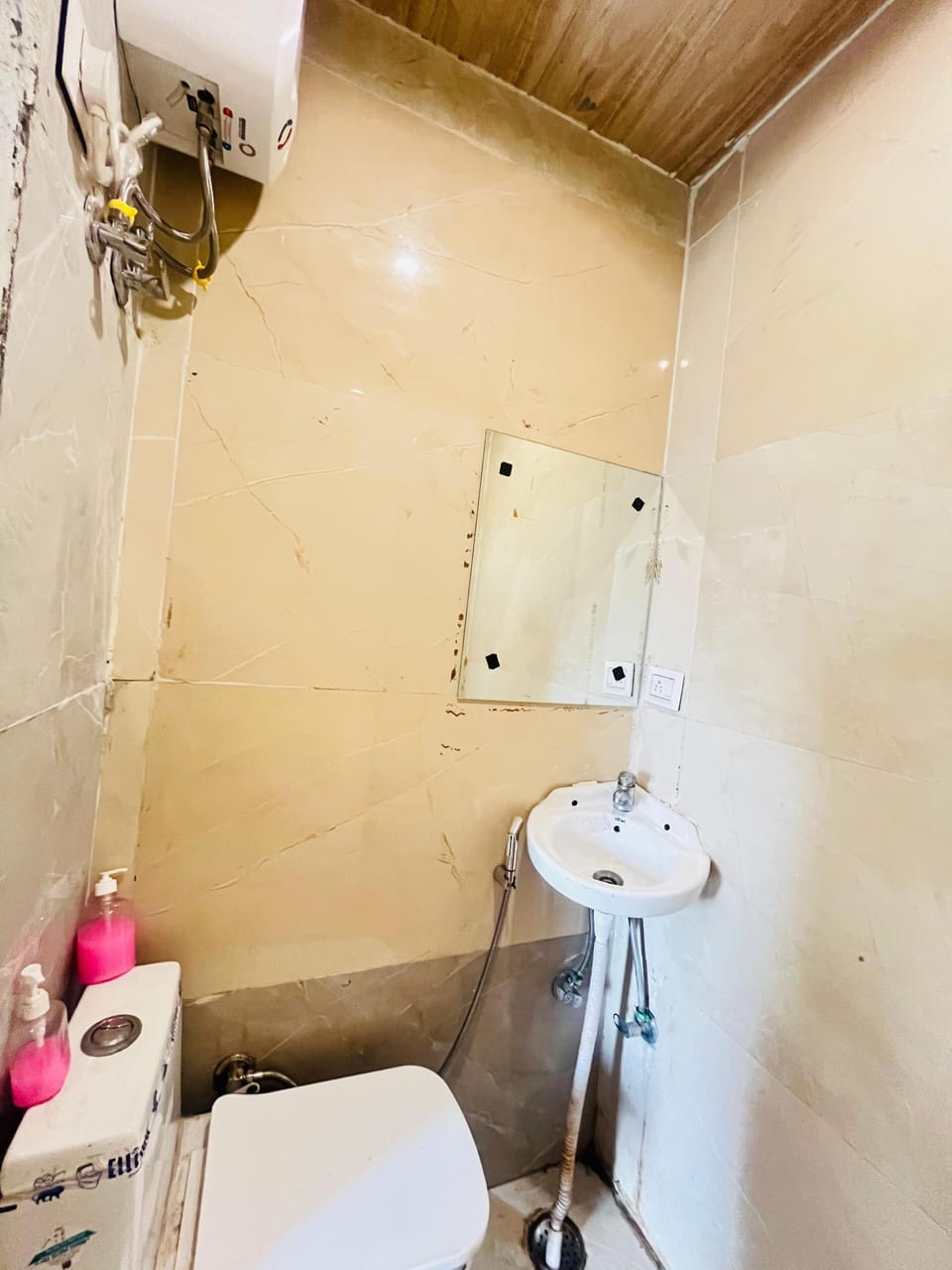 Towels, soap, shampoo, toilet paper