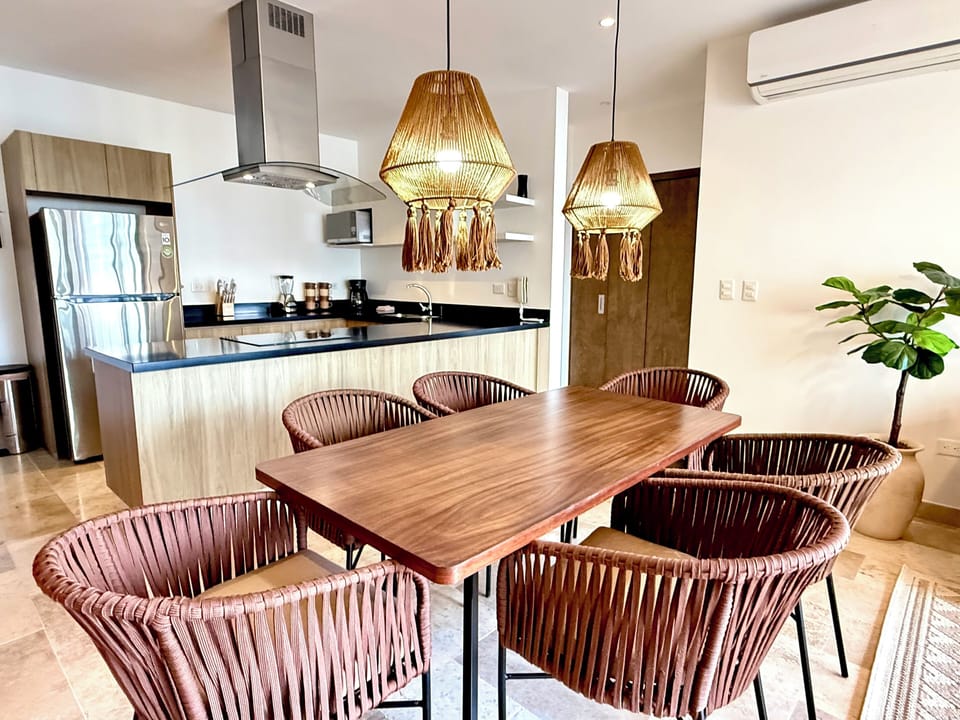 Deluxe Apartment, Garden View | Dining room