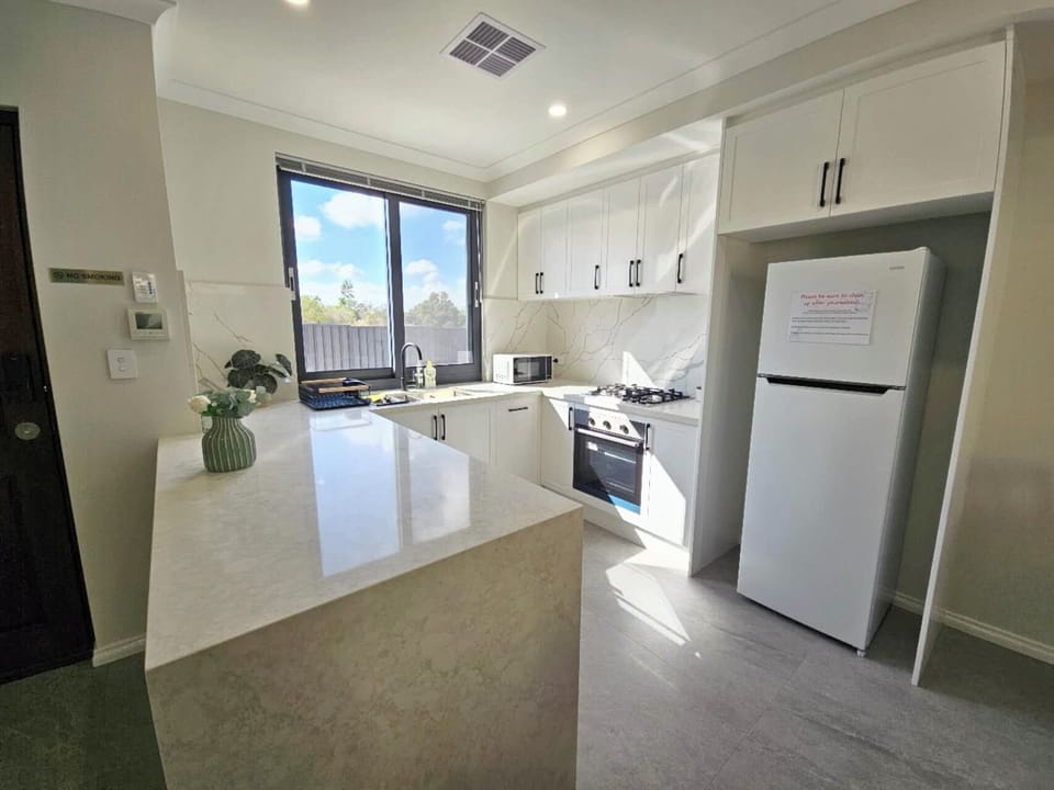 Full-size fridge, microwave, oven, stovetop