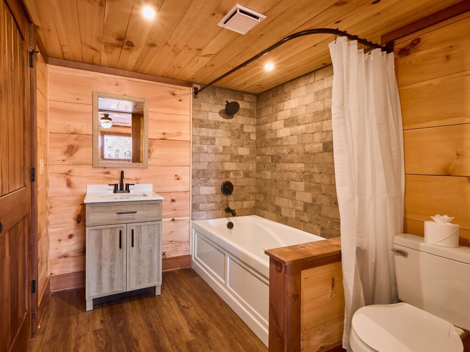 Premium Single Room | Bathroom | Towels, soap, shampoo, toilet paper