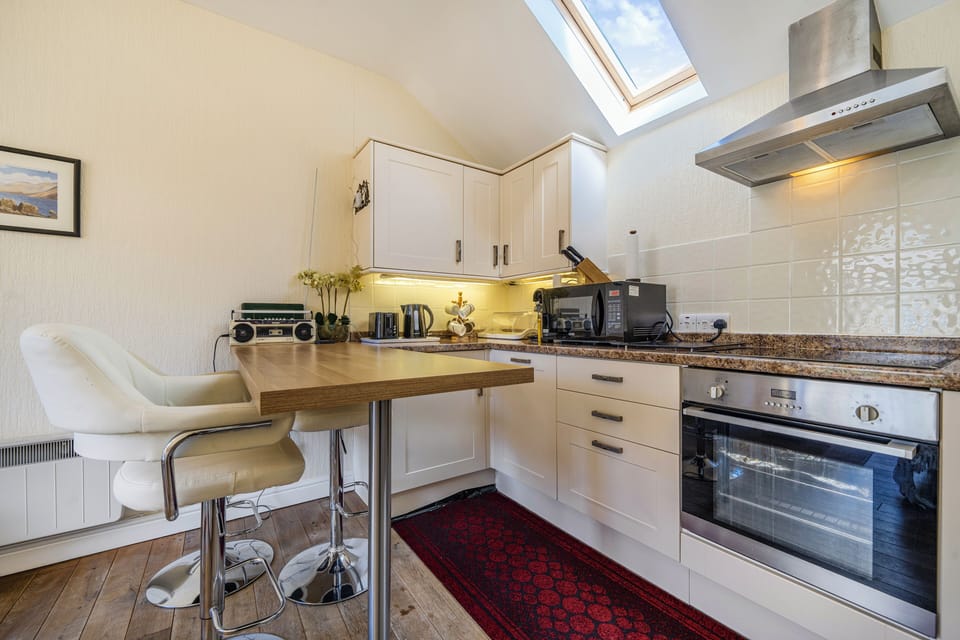 Deluxe Cottage, 2 Bedrooms, Kitchen, Courtyard View | Private kitchen | Full-size fridge, microwave, oven, stovetop