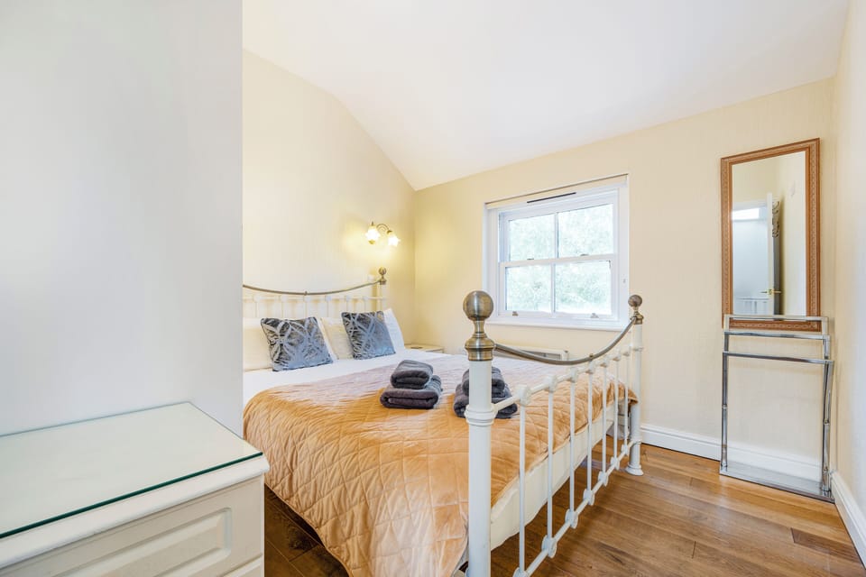 Deluxe Cottage, 2 Bedrooms, Kitchen, Courtyard View | Desk, laptop workspace, free WiFi
