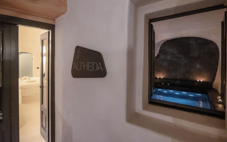 Altheda Suite with Indoor Jetted Tub | Interior entrance
