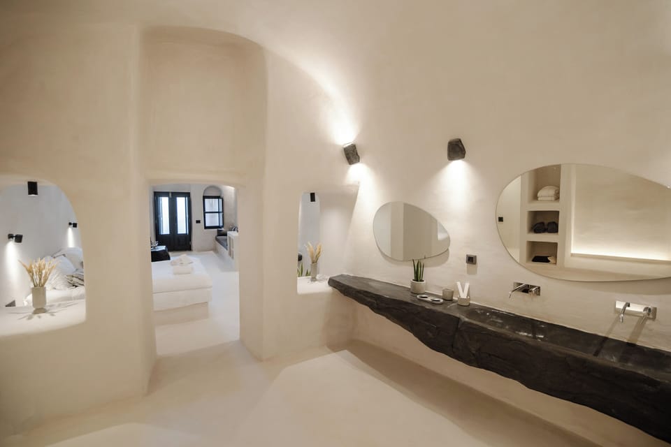 Aurelia Suite | Bathroom | Shower, free toiletries, hair dryer, towels