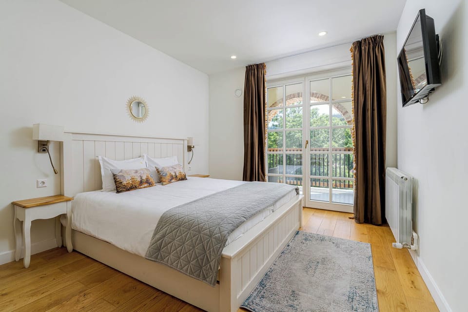 Luxury House, Mountain View, Mountainside | Egyptian cotton sheets, premium bedding, memory foam beds, desk